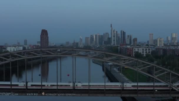 Frankfurt am Main Skyline at Blue Hour рано вранці через Головну річку з пішохідним мостом — стокове відео
