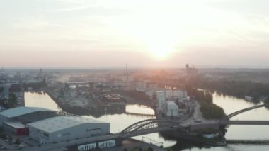 Frankfurt am Main 'deki Nehirler ile Rıhtım Limanı Bölgesi' nde Geniş Kuruluş Çekimi