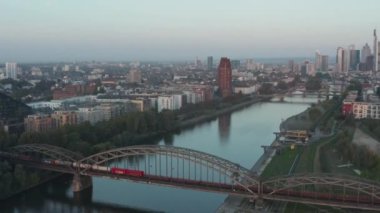 Frankfurt 'taki Ana Nehir' den geçen boş kargo treni Skyline manzaralı ana cadde, sabah erken saatlerde, hava yolları sol tarafta.