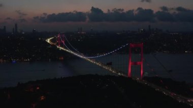 İstanbul, Türkiye ve Havacılık 'ta İstanbul, Türkiye' de Boğaziçi Köprüsü 'nün Geniş Çekiminin Işıklandırılması