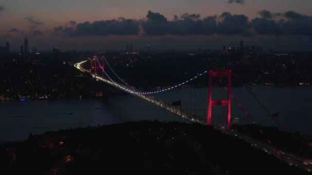 Wide Establishing Shot van Bosporusbrug verlichting in rood licht in Istanbul, Turkije, Luchtfoto — Stockvideo