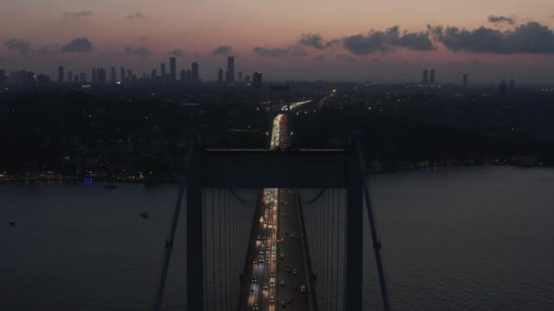 Establecimiento de tiro de puente que conduce a la ciudad de Estambul al anochecer con rascacielos Skyline Silhouette, Aerial Establisher forward — Vídeo de stock