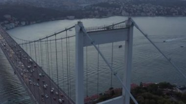 Günbatımında araba trafiği olan köprü, yukarıdan aşağı doğru Birds Eye görüntüsüne doğru eğiliyor.