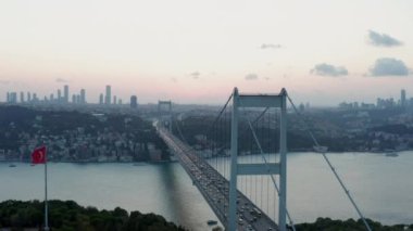 İstanbul 15 Temmuz Şehitleri Boğaz Köprüsü ve Şehir Gökyüzü Arkaplanında Türk Bayrağı Güzel Gün Batımında, Gökyüzü sağa kayıyor