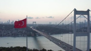 Dolly, Türk Bayrağını sallayarak Boğaz Köprüsü ve Havadan Geniş Atış Dümeni 'ni ileri taşıdı