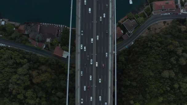 Coches que conducen en el puente grande rodeado de árboles en el río en Estambul, Increíble Birds Eye Aerial View forward — Vídeo de stock