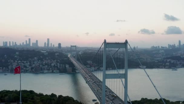 伊斯坦布尔，7月15日，烈士博斯普鲁斯桥和城市天际线与土耳其国旗在美丽的日落，空中滑行右 — 图库视频影像