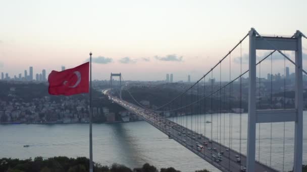 Dolly vorwärts an schwenkender türkischer Flagge vorbei, Bosporus-Brücke enthüllend, Aerial Wide Shot Dolly vorwärts — Stockvideo