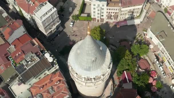 Puncak Menara Galata di Alun-alun di Istanbul, Turki dari atas kepala udara ke bawah Sudut pandang Mata Burung — Stok Video