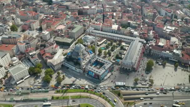 Ny moské under uppbyggnad i Istanbul bredvid Grand Bazaar med biltrafik, antenn Slide rätt uppifrån — Stockvideo