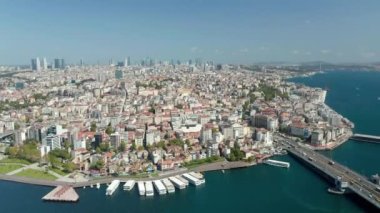 İstanbul Geniş Kuruluşu Güzel açık mavi gökyüzünde Eski Galata Kulesi, Manzaralı Gökyüzü Turnası Vuruldu