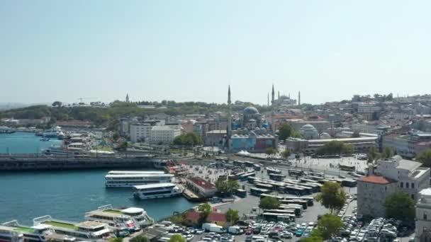 Ora di punta al Grand Bazaar di Istanbul con autobus e auto e moschea su una collina, tiro in avanti lento drone aereo — Video Stock