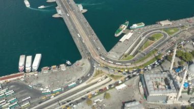 İstanbul 'da Galata Köprüsü Boğazı' nda ve Yeni Cami 'de Sarı Taksilerle Trafik Sıkışıklığı, Yukarıdan Hava Aracı Görünümü