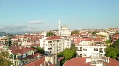 İstanbul Mahallesi 'nin Gün Işığında Açık Mavi Gökyüzü ve Cami, Hava Turnası' nın Yavaş Çekimi