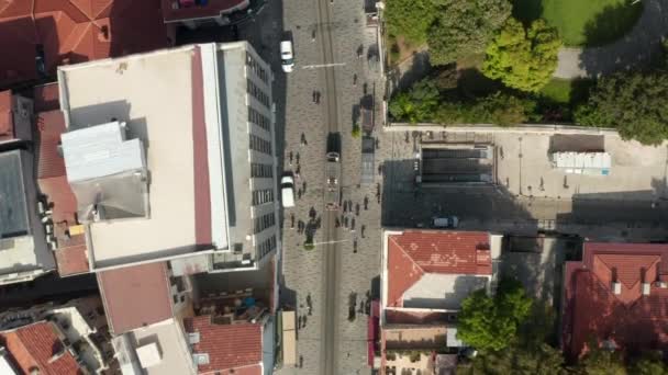 Taksim Entrada de tranvía y metro en la famosa calle comercial de Estambul con gente, Aerial Birds Eye Overhead Vista superior hacia abajo — Vídeos de Stock