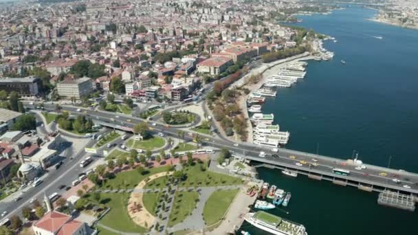 Пересечение автомобильного движения в Стамбуле на Босфоре, вид с воздуха — стоковое видео