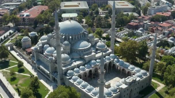 Perlahan-lahan berputar-putar di sekitar Masjid Suleymaniye di Istanbul dengan lingkungan hijau, Epic Aerial Slide kiri — Stok Video