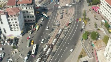 İstanbul 'daki toplu taşıma istasyonuna gelen tramvay, Şehir Binalarını gözler önüne seriyor