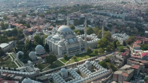 İstanbul, Türkiye 'de Gökyüzü ve Etkileyici Mimarisi olan Süleyman Camii, Yukarıdan Gökyüzü Geniş Görünümü — Stok video