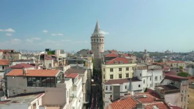 Açık Mavi Gök Günü 'nde İstanbul' un göbeğindeki ünlü Galata Kulesi 'nin manzarası, Yavaş Hava Dolly ileri