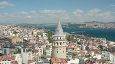 İstanbul 'un Kalbindeki Galata Kulesi Güzel Mavi Gökyüzü Günü' nde, yukarıdan gökyüzü manzaralı