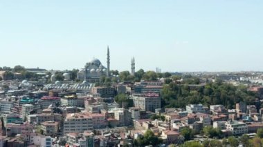 Açık Mavi Gök Günü 'nde İstanbul' da bir tepedeki güzel cami çerçevesinde martılar, hava manzarası sağa kayıyor
