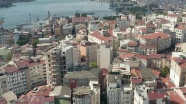 İstanbul Mahallesi Sokakları ve Çatıları Havadan Kuşların Bakış Açısı perspektifinden aşağı eğiliyor