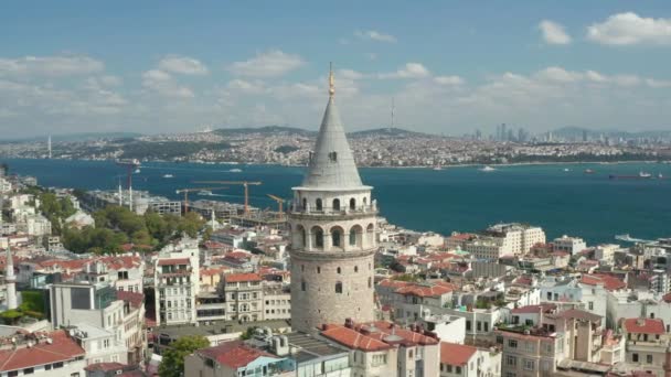 Perlahan-lahan mengelilingi Galata Tower di Istanbul, Turki dengan pemandangan Skyline dan Bosphorus, Slow Aerial Drone View — Stok Video