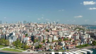 Beyoğlu, İstanbul Açık Mavi Gökyüzü ve Boğaz Su Kenarı 'ndaki Galata Kulesi ile Kurucu Çekim, Yavaş Hava Sağı