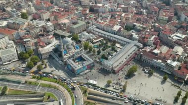 İstanbul 'da yeni cami inşaatı devam ediyor. Trafik sıkışıklığı olan Grand Bazaar' ın yanında. Hava Dolly yukarıda.