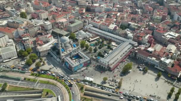 Ny moské under uppbyggnad i Istanbul bredvid Grand Bazaar med biltrafik Jam i Rush timme, antenn Dolly rätt uppifrån — Stockvideo