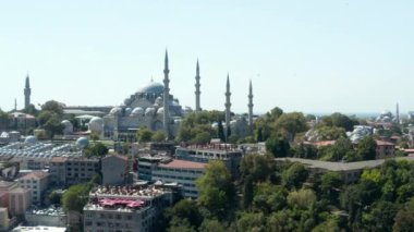 İstanbul Şehir Merkezi 'ndeki Tepedeki Cami' de Açık Mavi Gök ve Martılar çerçeveden geçerken, Yavaş Hava Dili sağda