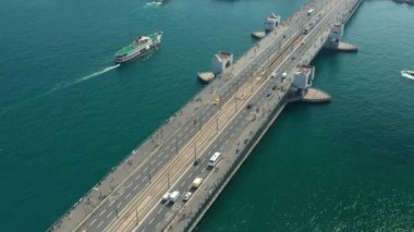 Tekne ve araba trafiği ve yanından geçen martılarla Boğaz Suyu üzerindeki Galata Köprüsü 'nde Kuşların Gözü Görünümü Havadan aşağı eğiliyor.