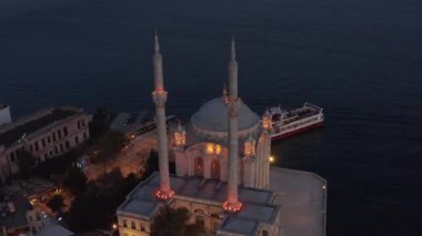 Alacakaranlıkta Gökyüzünden Aydınlanmış Ortakoy Camii, Havadan Kuşların Gözü Bakış açısı