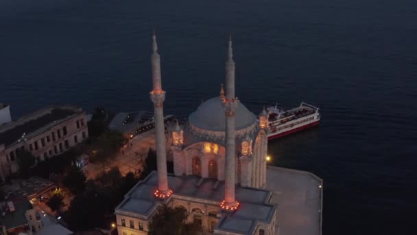 Moschea Ortakoy illuminata dall'alto al tramonto, prospettiva aerea Birds Eye View — Video Stock