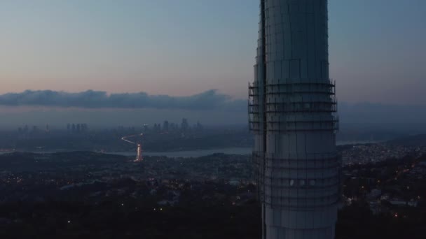 Piscar luzes piscando na Torre de TV de Istambul com vista incrível sobre toda a Istambul, guindaste aéreo para cima — Vídeo de Stock