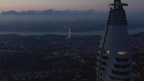 伊斯坦布尔的巨大摩天大楼位于山顶上，俯瞰着土耳其整个伊斯坦布尔的壮丽景象。 — 图库视频影像
