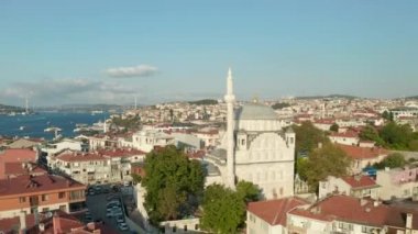 İstanbul Mahallesi 'nde İstanbul Boğazı ve Arkaplan Köprüsü ve Havacılık Kuruluşuyla Bir Cami Geçiyor
