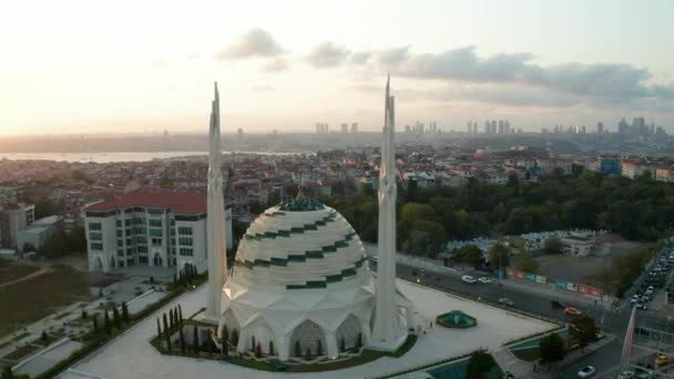 イスタンブールの美しい夕日の未来的なモスク、都市景観と夕日の近代的な探している寺院、空中逆 — ストック動画