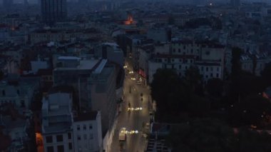İstanbul 'da sabah insan olmayan Taksim Boş alışveriş caddesi, tepeden aşağı bakan Havadan Kuşlar