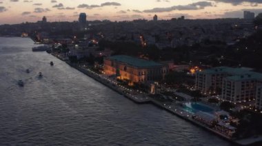 Güzelim Ciragan Sarayı Kempinski İstanbul 'da, İstanbul' un Riverside 'ında, Akşam Vakti Havadan Görünümü' nde.