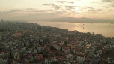 Güneşin doğuşunda Galata Kulesi 'yle İstanbul' un üzerinde güzel bir sabahın erken saatleri, hava sahanlığında sola doğru kayma.