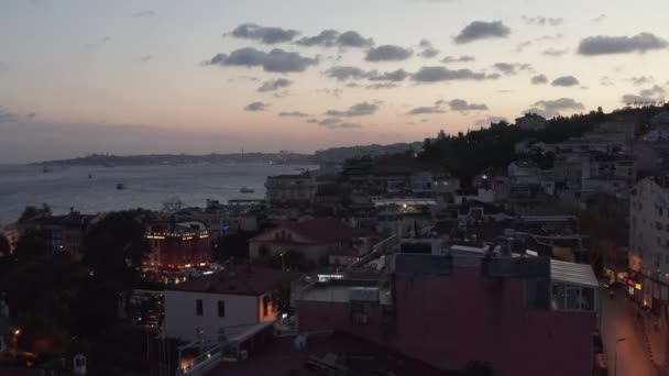 Pôr do sol bonito sobre Ortakoy da vizinhança de Istambul com pássaros que voam perto e vista sobre Bosphorus, tiro do estabelecimento aéreo — Vídeo de Stock