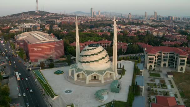 Mezquita futurista en Estambul, Templo de aspecto moderno al atardecer con paisaje urbano, Avance aéreo — Vídeo de stock