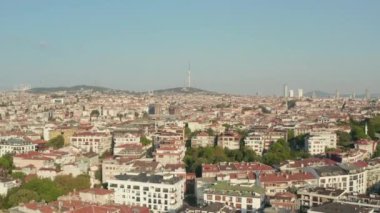 İstanbul 'da Hillside' daki Sonsuz Ev Satırları. Arka planda yeni televizyon kulesi, havada ileri doğru eğik.