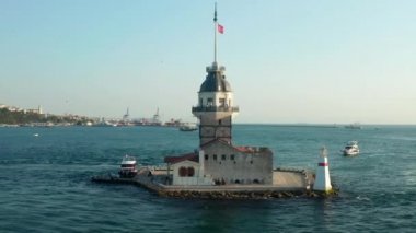 İstanbul 'da İstanbul' daki Boğaz Okyanusu 'nda Türk Bayrağıyla Daire Çevreleyen Bakireler Kulesi Güzel bir öğleden sonra ışığı, Havadan Kurulan Atış
