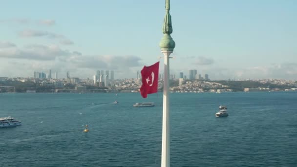 Lebendige rote türkische Flagge weht im Wind auf dem Circling Maidens Tower in Istanbul, Luftaufnahme — Stockvideo