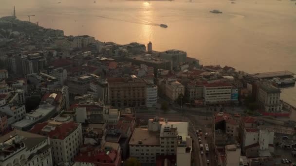 Раннє золоте світло над Істібулом, схід сонця над Босфором з повітряного потоку вгору перспектива — стокове відео