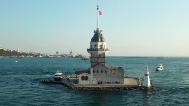 Circling Maidens Tower with Turkey Flag in the Bosphorus Ocean River in Istanbul in Piękne popołudniowe światło, Aerial Establishing Shot — Wideo stockowe