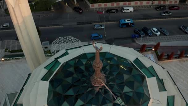 Nahaufnahme des Halbmonds auf der Oberseite der Moschee als Zeichen für muslimische Gebete aus der Luft — Stockvideo